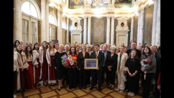 Embedded thumbnail for Родина Винницьких стала першими лауреатами Почесної відзнаки «Золоте древо українства» МІОКу